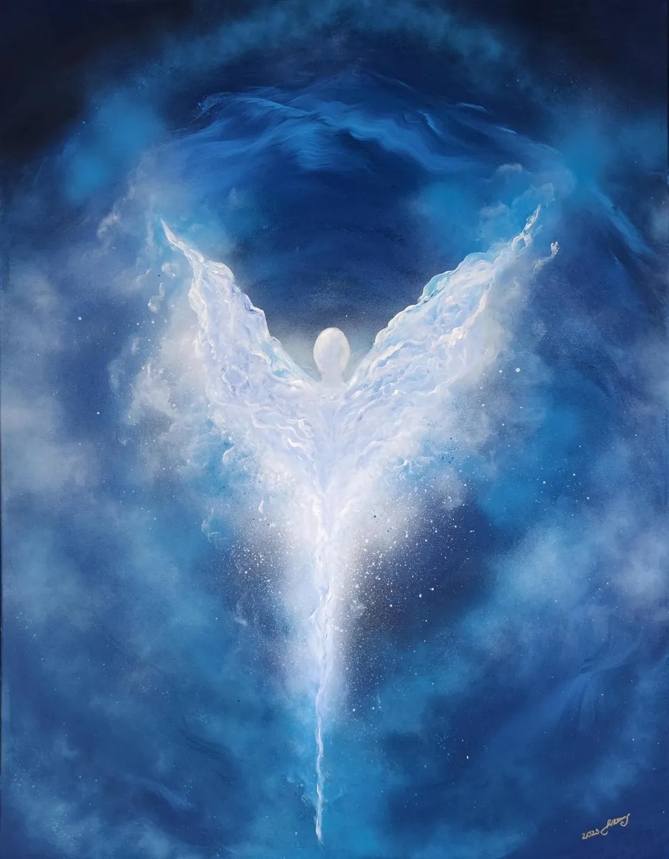 Une figure d’ange, éthérée, sur fond bleu.