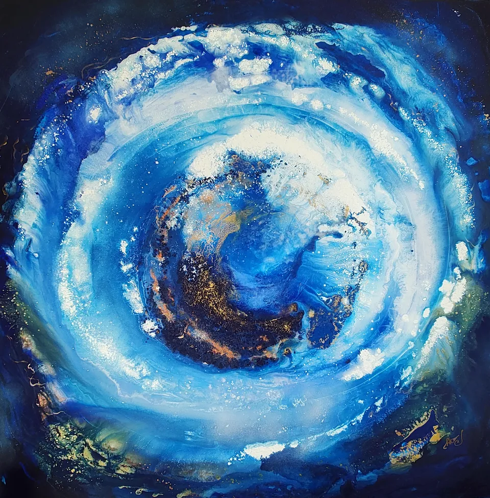 Une spirale bleue et blanche.